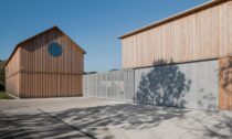 Tři domy a dvůr v Ostravici od ateliéru Papousek & Silhan Architects