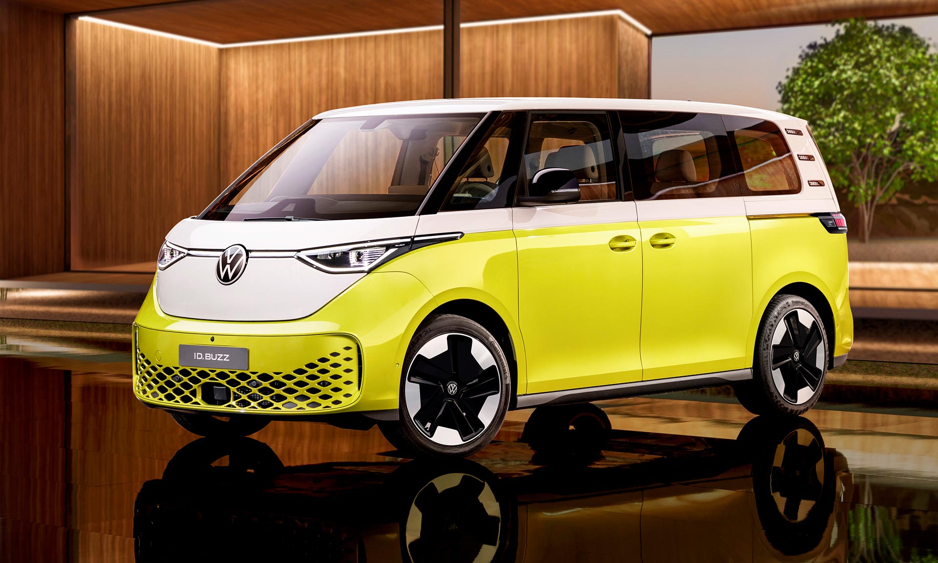Legendární mikrobus Bulli se oficiálně vrací jako supermoderní Volkswagen ID. Buzz