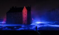 Světelná instalace Waterlicht na hradě Loevestein od studia Roosegaarde
