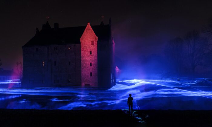 Středověký hrad Loevestein zaplavila světelná povoděn Waterlicht