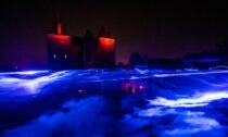 Světelná instalace Waterlicht na hradě Loevestein od studia Roosegaarde