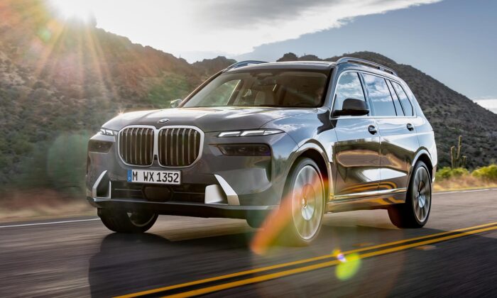 BMW ukázalo modernizované X7 se zamračeným výrazem a dělenými světlomety