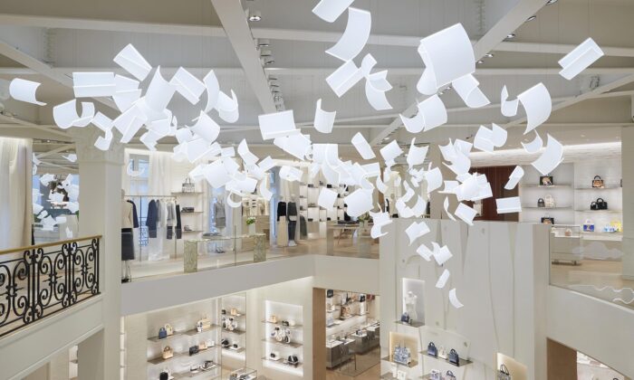 V pařížském obchodě se rozsvítila rozfoukaná instalace Bourrasque z desítek skleněných papírů