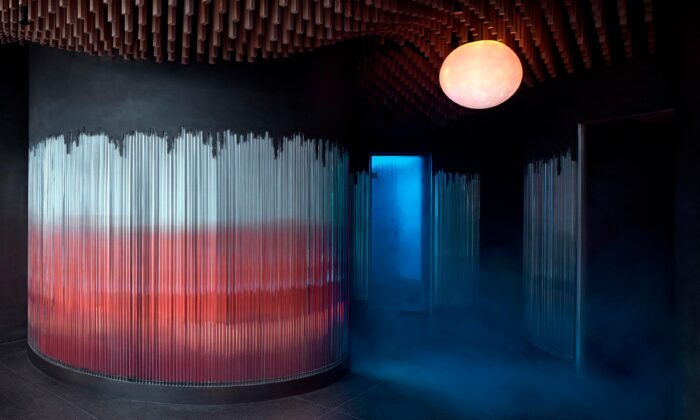 Pražské lázně Cellularium mají interiér rozdělený stěnami ze skleněných tyčí