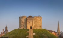 Clifford’s Tower v anglickém městě York po rekonstrukci
