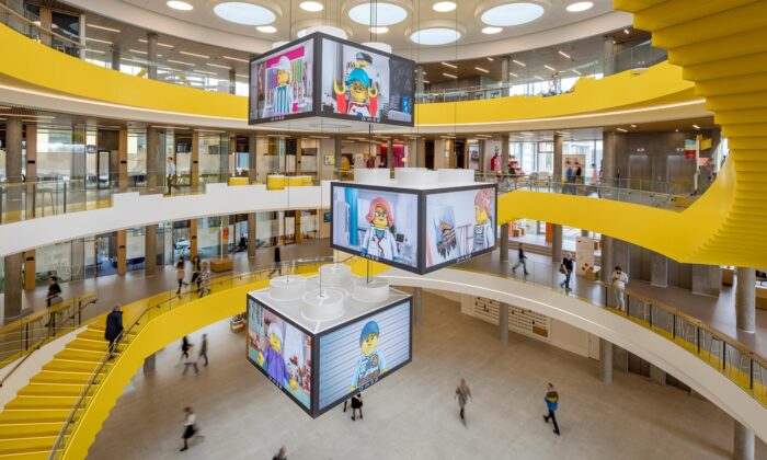 Kancelářský kampus Lego je poskládán z kostek jako město a uvnitř září barevnými schodišti