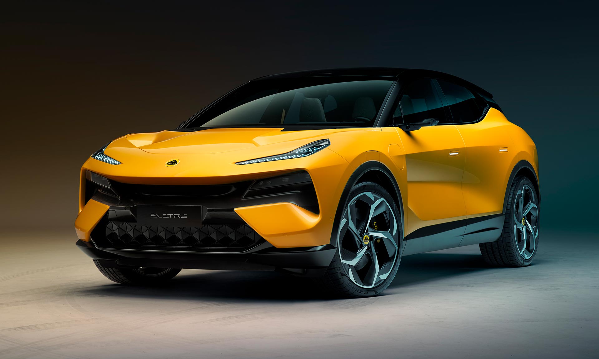 Lotus představil hyper SUV se jménem Eletre a designem svých sportovních vozů