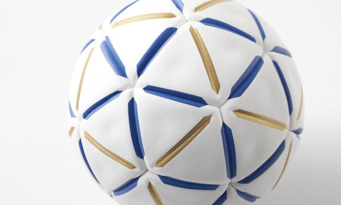 Nendo navrhlo nový míč na házenou z 60 trojúhelníků a nabobtnalých spojů