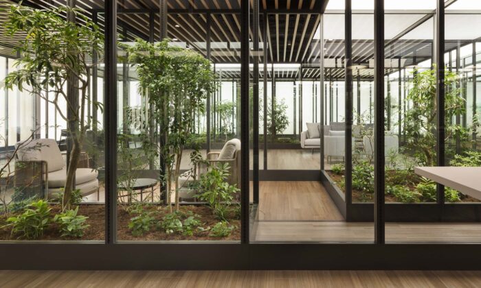 Nendo navrhlo prodejní centrum realit jako minimalistickou spirálu plnou zeleně