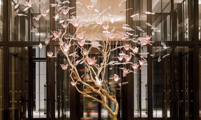 Preciosa vytvořila v hotelu Shangri-La kinetickou instalaci s křídly a lístky magnolie