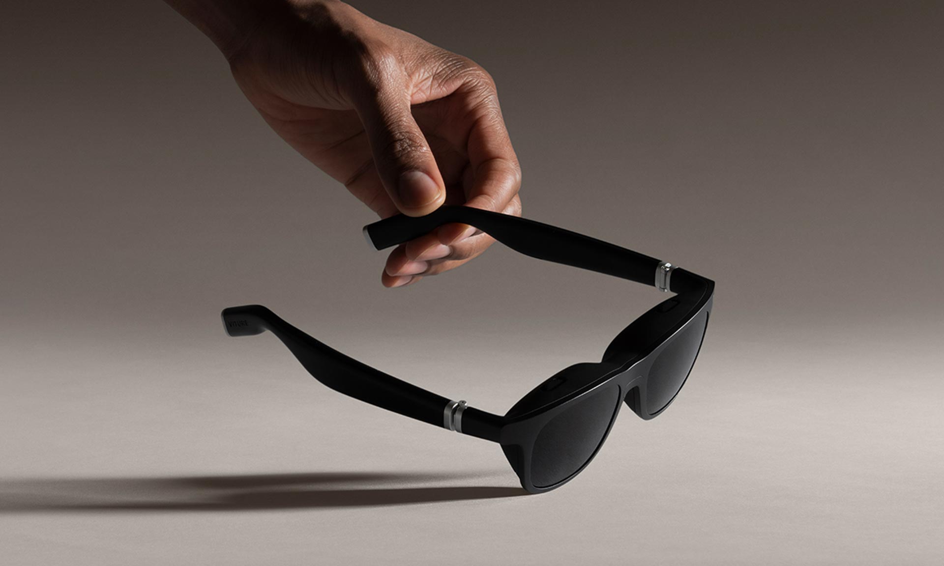 Layer navrhli stylové a lehké brýle se 120palcovou virtuální obrazovkou
