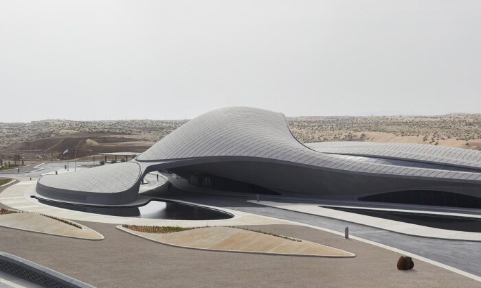 V saúdskoarabské poušti bylo postaveno ústředí Beeah s tvarem písečných dun podle Zahy Hadid