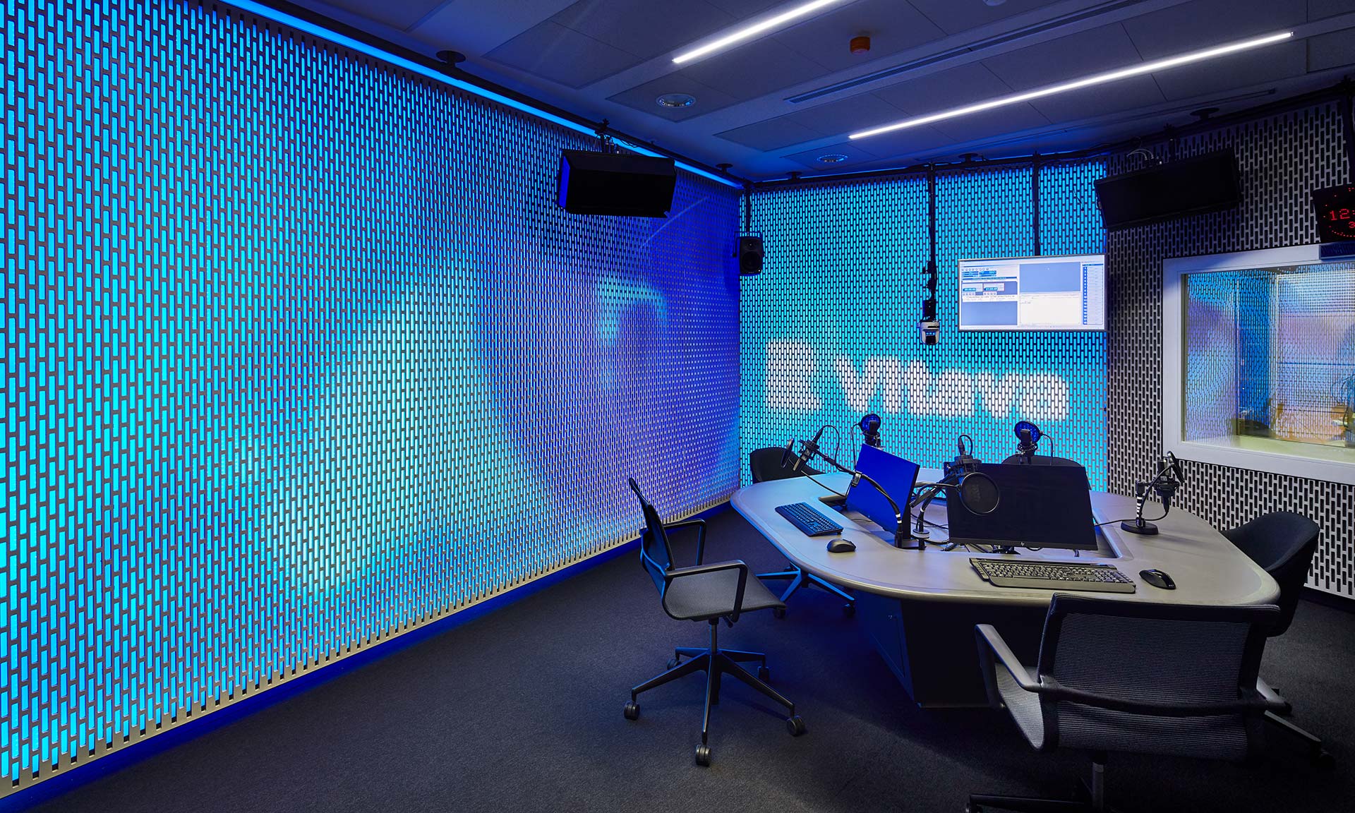 Czech Radio Vltava ha un moderno studio di discussione dotato di pareti luminose – DesignMag.cz
