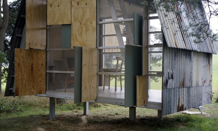 V jihočeském lese vznikl pro klidné čtení objekt Lesanka z recyklovaných materiálů