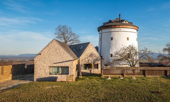 Na samotě nedaleko Ostravy rekonstruovali větrný mlýn a přistavěli stavení na bydlení
