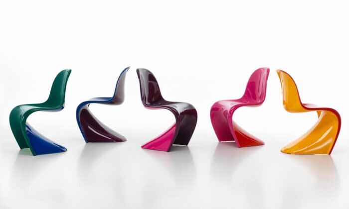 Vitra vyrobila limitovanou edici pěti dvoubarevných židlí Panton Chair Duo