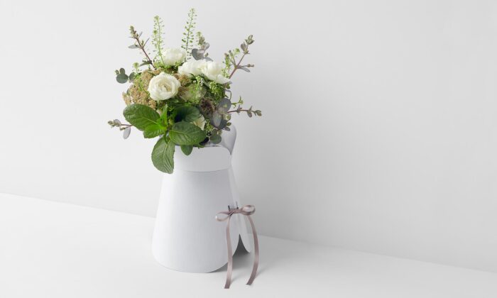 Nendo navrhlo papírový obal na řezané květiny s integrovanou vázou a decentní stuhou