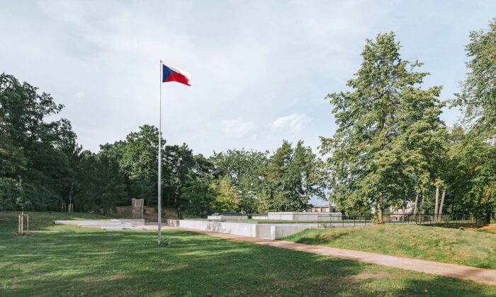 Pardubický památník Zámeček je ukryt z velké části pod zemí mezi vzrostlými stromy