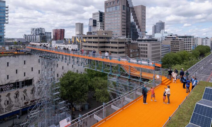V Rotterdamu byla otevřena dočasná oranžová stezka po střechách Rooftop Walk