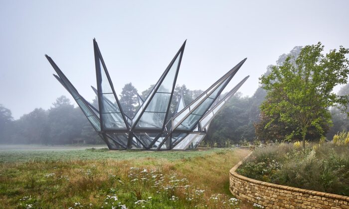 Heatherwick postavil obrovský skleník Woolbeding rozevírající se jako květina