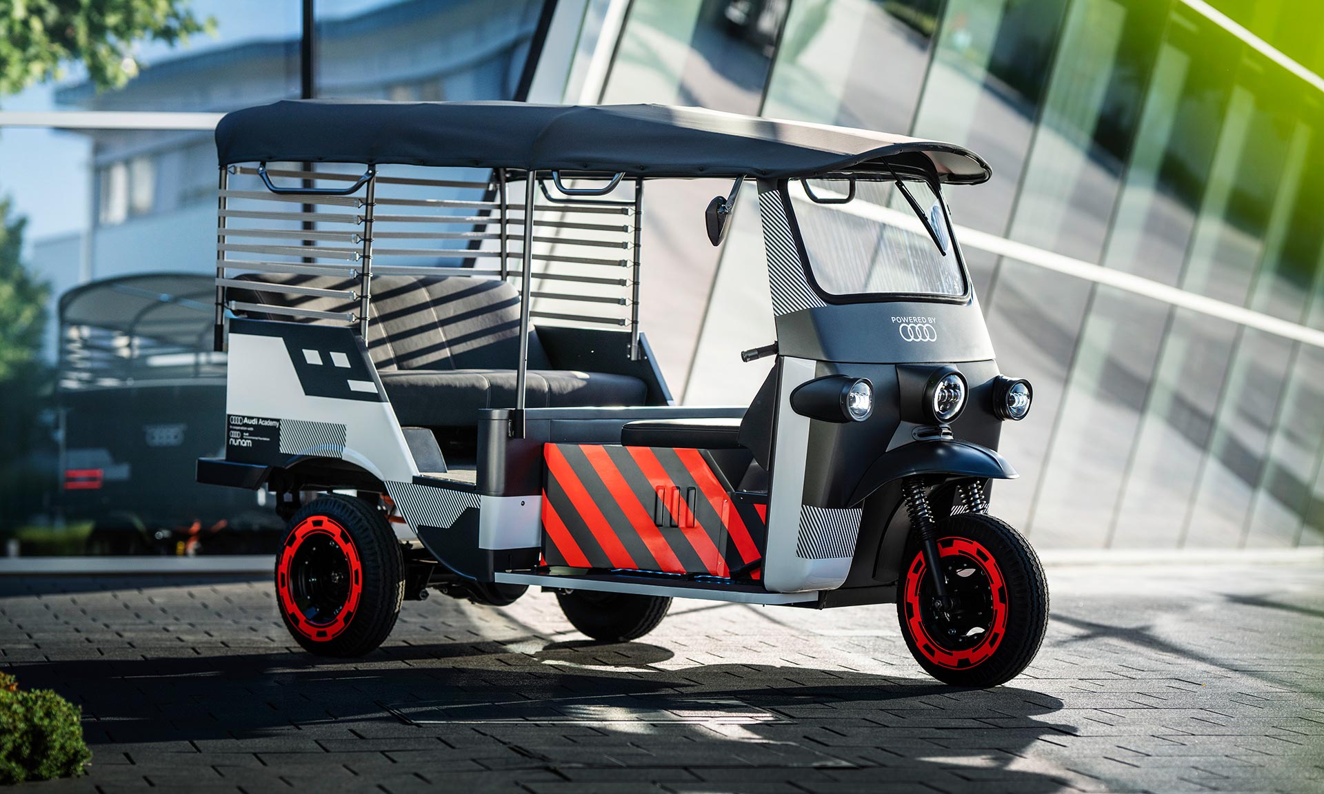 Audi přepracovalo tradiční rikšu a pro Indii navrhlo čistě elektrickou e-tron Rickshaw