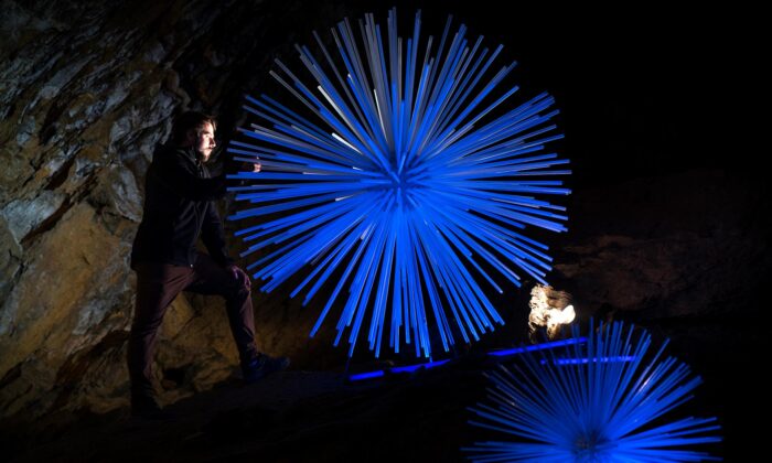 České studio Crystal Creative vystavuje v aragonitové jeskyni skleněné mořské ježky i šroubovici DNA