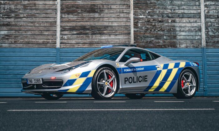 Česká policie si nechala předělat Ferrari 458 Italia na služební vůz pro speciální úkoly