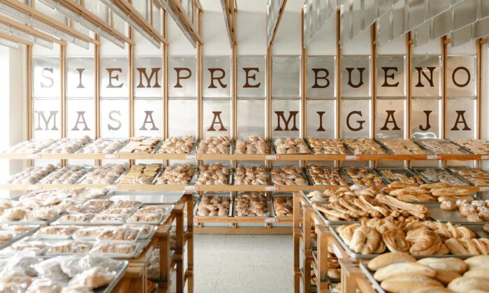 Mexická prodejna pečiva Mi Pan má interiér inspirovaný tradičními pekárnami