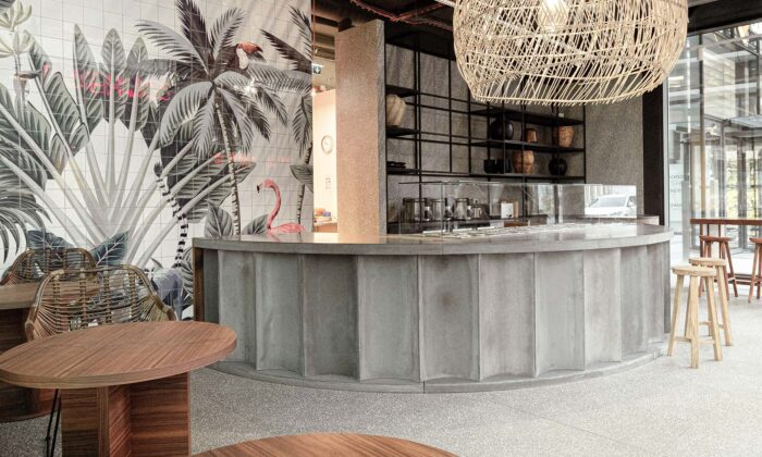 Pražská restaurace PokeHaus dostala útulný interiér v exotickém havajském stylu