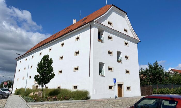 Kousek od Brna přestavěli barokní sýpku z roku 1745 na originální bytový dům