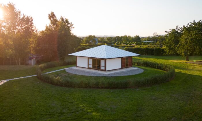 Vitra si ve svém kampusu postavila japonský dům Umbrella House z roku 1961