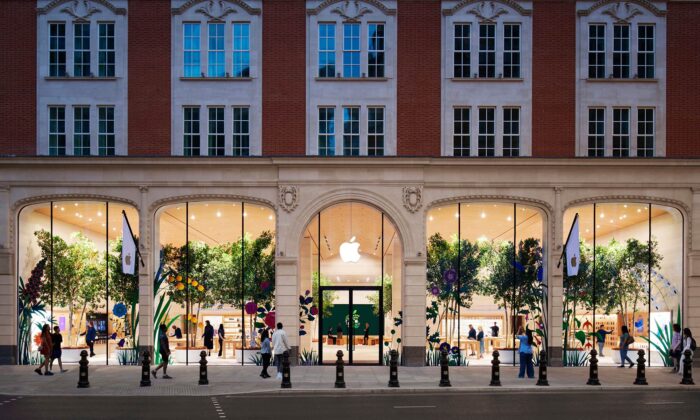 Foster navrhl londýnský obchod Apple Brompton Road se stropem z ohýbaného dřeva