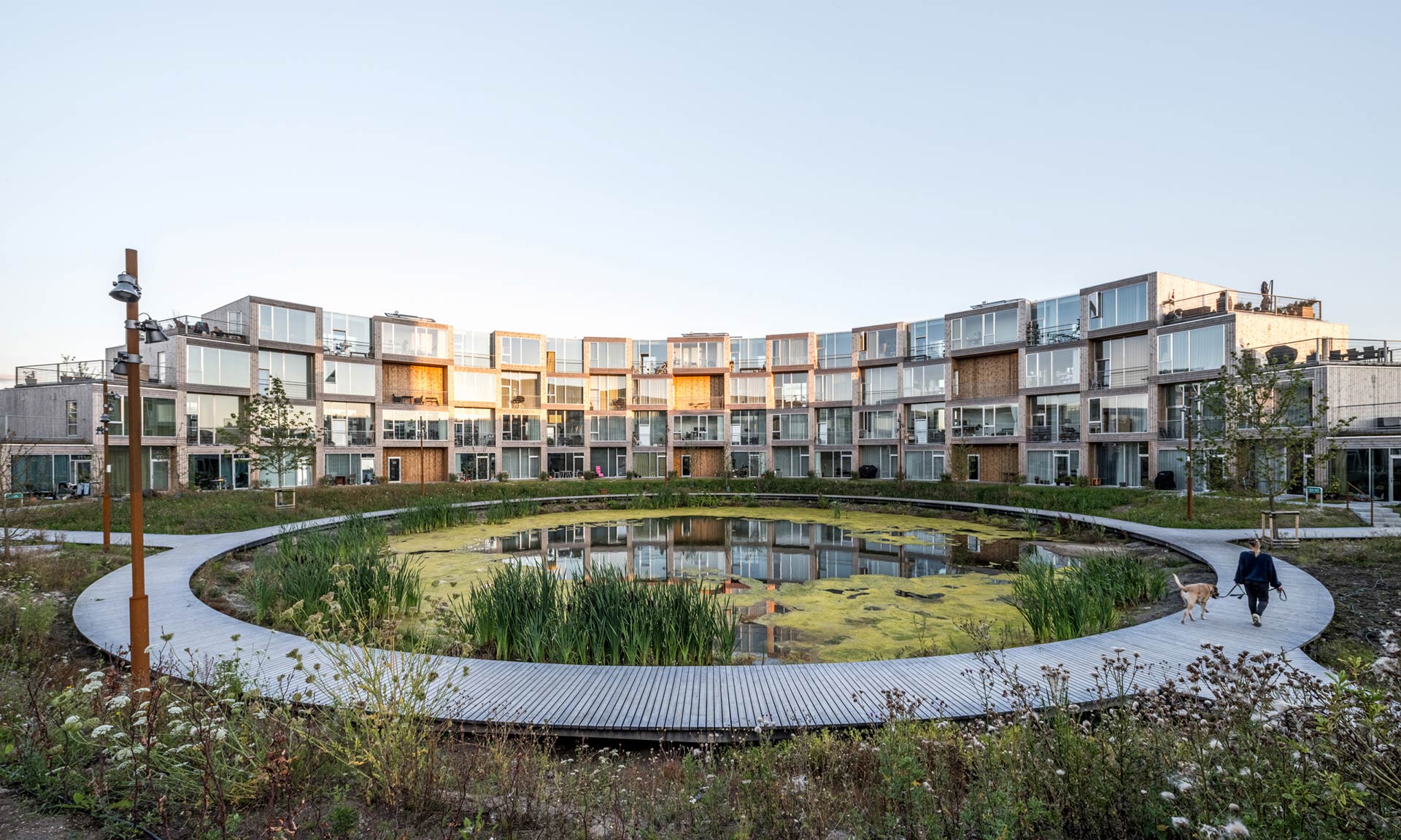 BIG postavili v Dánsku bytový dům Sneglehusene do tvaru spirály s rybníkem uprostřed