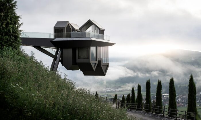 V Jižním Tyrolsku vyrostly lázně Hub of Huts s tvarem vesničky otočené vzhůru nohama