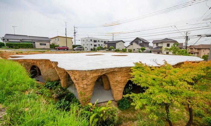 Dům s restaurací v japonském Ube je kompletně celý ukrytý v podzemí a jeho interiér připomíná jeskyni
