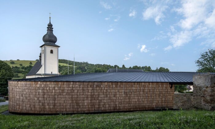 V obci Lidečko vyrostl šindelem obložený společenský sál Farního centra