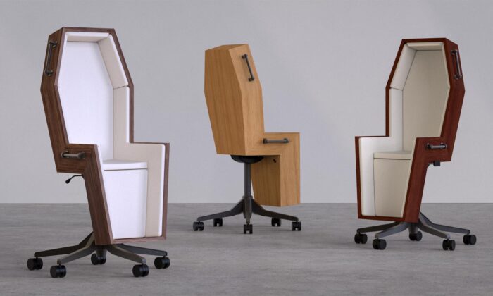 Britský designér navrhl kancelářskou židli s tvarem rakve pro poslední směny