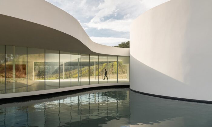 Mezi vinicemi ve vinařství Château La Coste byl postaven pavilon od Oscara Niemeyera