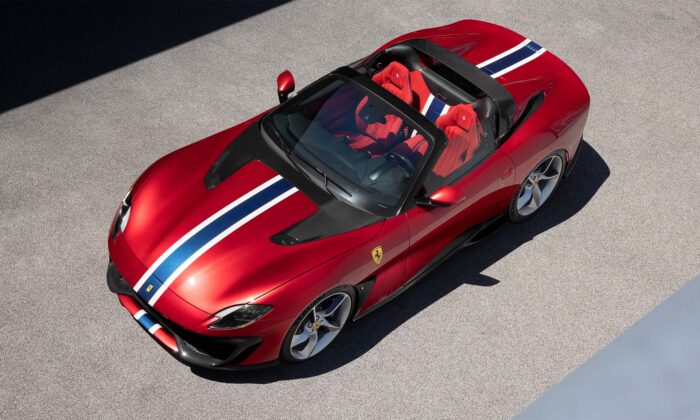 Ferrari SP51 je speciálně na míru vyrobený rudě lakovaný roadster zcela bez střechy