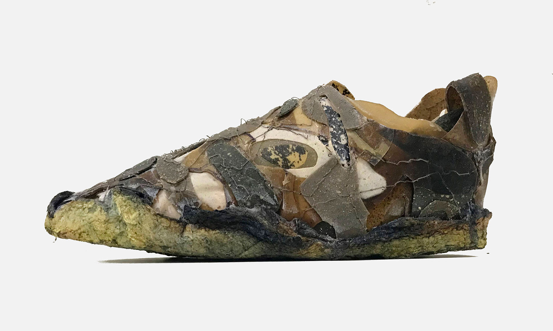 Kajola je experimentální kolekce bot z přírodních a odpadních bio materiálů