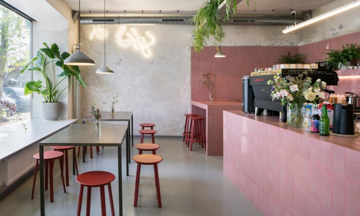 An Bistro & Cafe v pražských Dejvicích kombinuje růžové plochy s industriální surovostí