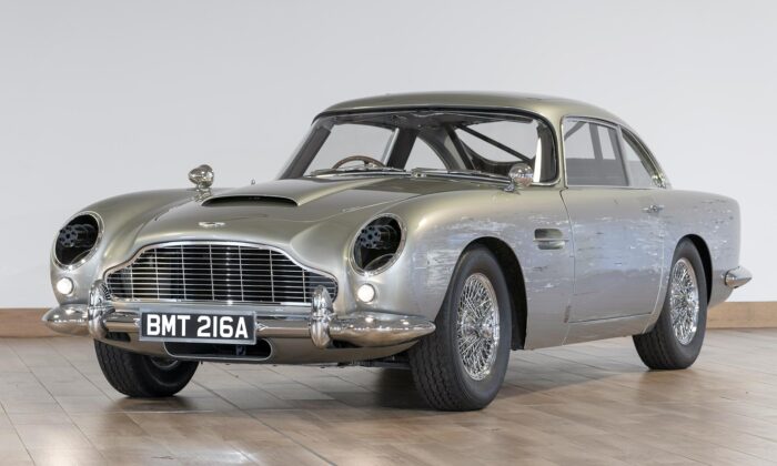 Aston Martin DB5 z filmu o Jamesu Bondovi byl vydražen za 80 milionů korun