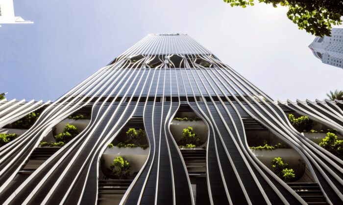 BIG postavili v Singapuru multifunkční mrakodrap s roztrhanou fasádou prorostlou zelení