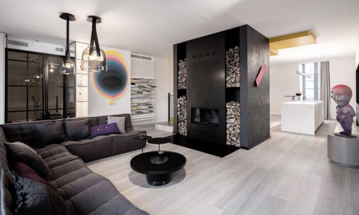 OOOOX navrhli v centru Prahy černobílý minimalistický byt se žlutým schodištěm
