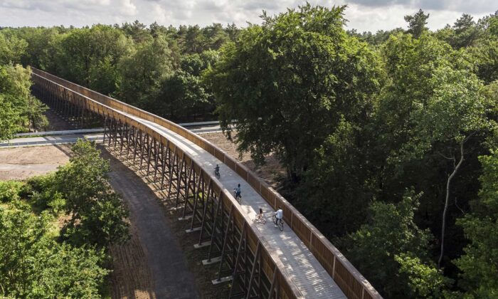 Národní park Hoge Kempen postavil cyklostezku s 300 metrů dlouhým dřevěným mostem