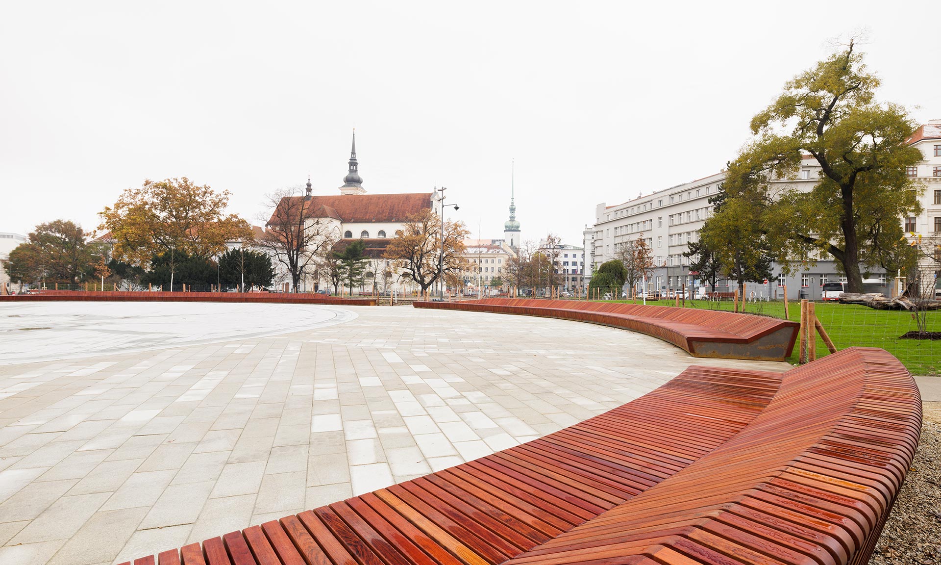 Na Moravském náměstí v Brně vznikla unikátní 120 metrů dlouhá eliptická lavička