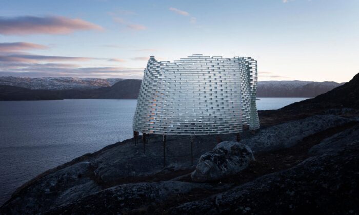 Skleněný pavilon Qaammat stojí nad fjordy v Grónsku jako oslava Inuitů