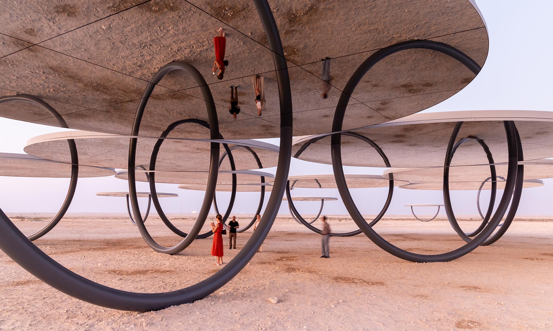Olafur Eliasson vytvořil v poušti v Kataru megalomanskou zrcadlovou instalaci