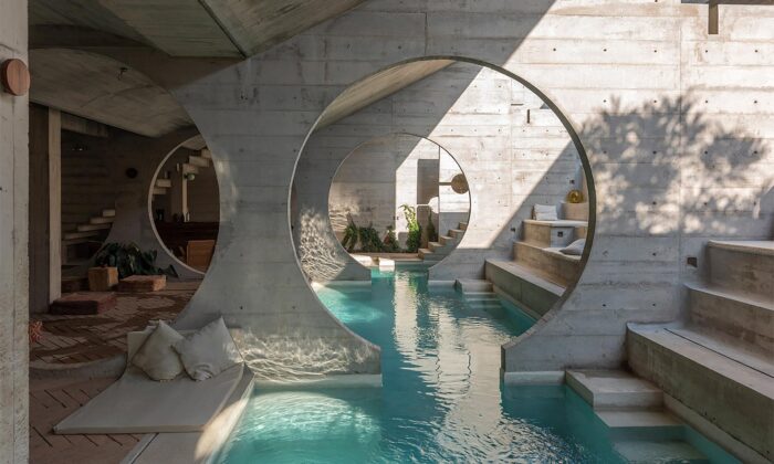 Mexický hotel Casa To odhaluje betonové konstrukca a láká na nezvyklý bazén