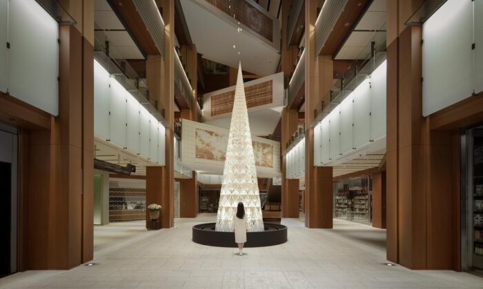Tokijský vánoční strom je složen ze stovek mihotajících se hvězdiček evokujících třpyt
